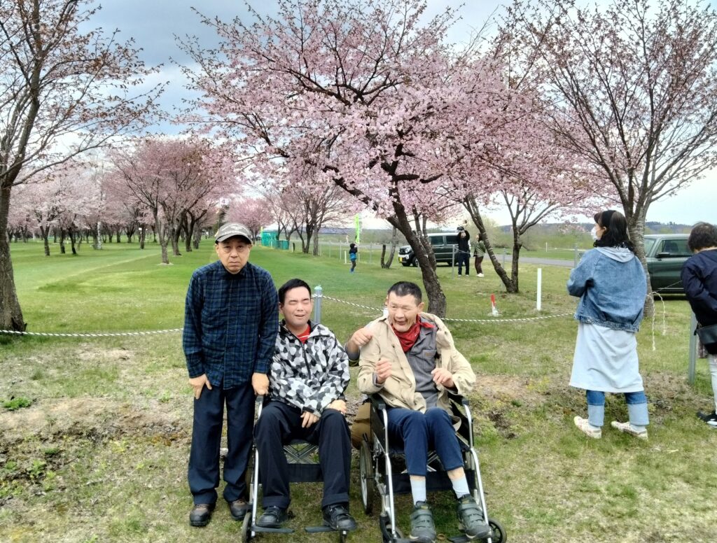 5 月は、各ユニット毎に花見を行いました。きれいに咲いているお花を見ながら、各ユ
ニットともに美味しい物を沢山食べて、楽しい一日となりました。